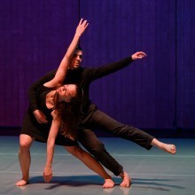 Tänzerin auf dem Boden beim Contemporary Dance