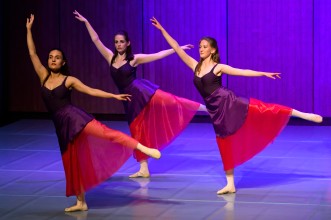 Ballett-Tänzerinnen in klassischer Pose
